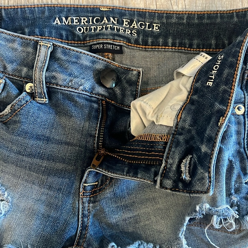 American Eagle Super Stretch Shortie Women’s Size 2 Distressed Medium Wash - Picture 1 of 1